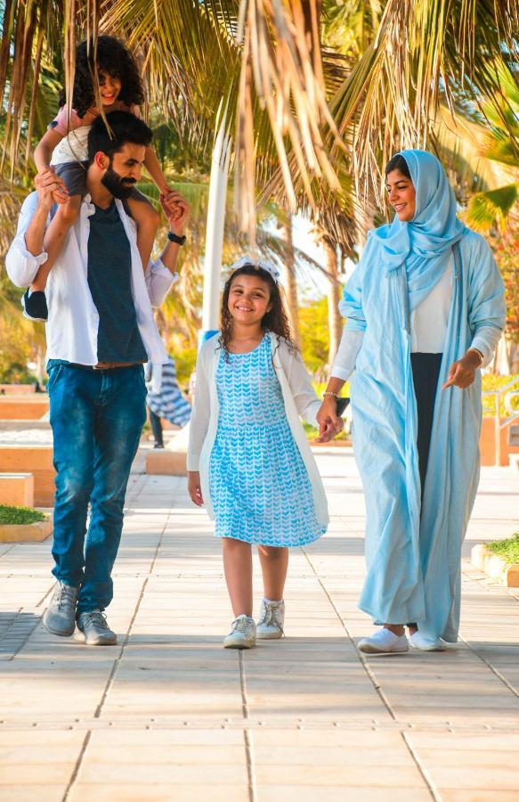 Bay La Sun Hotel And Marina - Emaar King Abdullah Economic City Buitenkant foto A Bahraini family