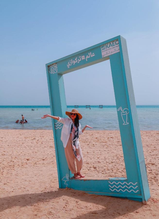 Bay La Sun Hotel And Marina - Emaar King Abdullah Economic City Buitenkant foto A tourist at the beach