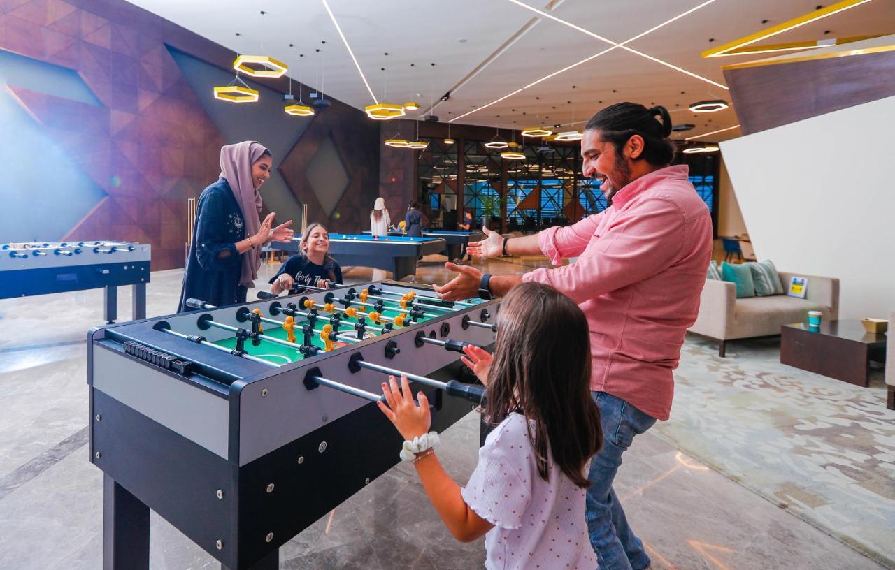 Bay La Sun Hotel And Marina - Emaar King Abdullah Economic City Buitenkant foto Family playing table football
