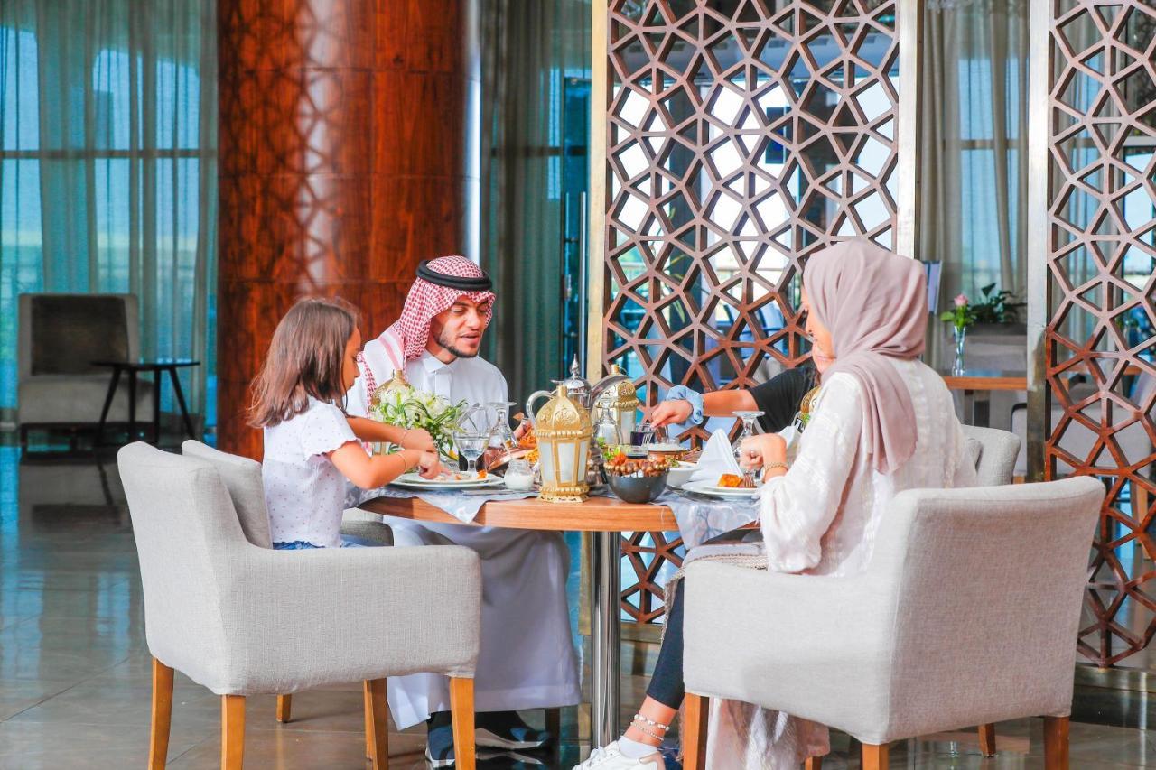 Bay La Sun Hotel And Marina - Emaar King Abdullah Economic City Buitenkant foto Family dining at the hotel