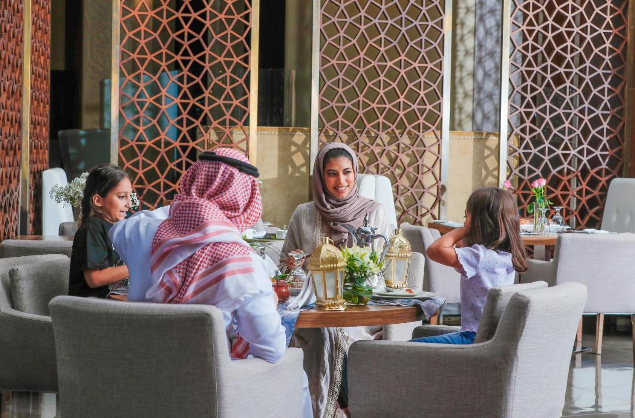 Bay La Sun Hotel And Marina - Emaar King Abdullah Economic City Buitenkant foto A family at a restaurant in Riyadh