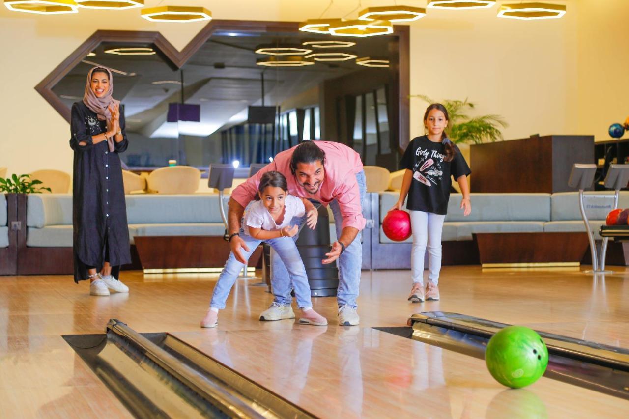 Bay La Sun Hotel And Marina - Emaar King Abdullah Economic City Buitenkant foto Family at the bowling alley