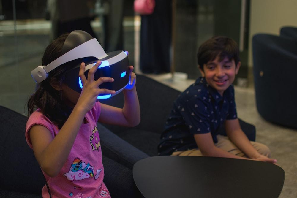 Bay La Sun Hotel And Marina - Emaar King Abdullah Economic City Buitenkant foto A child wearing a PlayStation VR headset