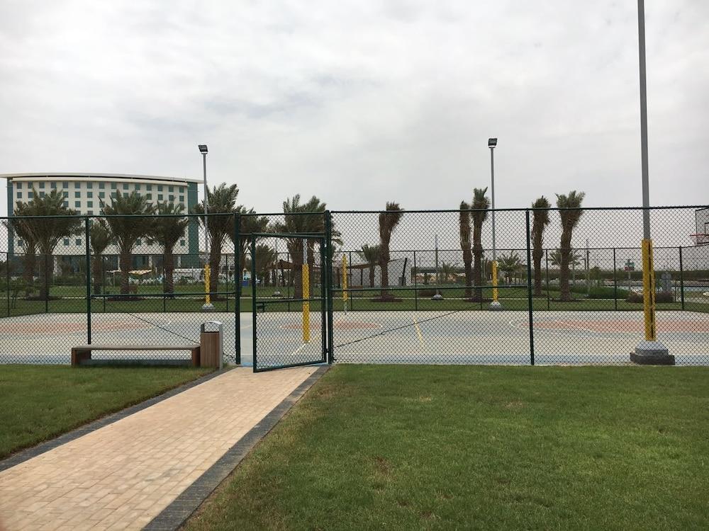 Bay La Sun Hotel And Marina - Emaar King Abdullah Economic City Buitenkant foto Tennis courts at the park