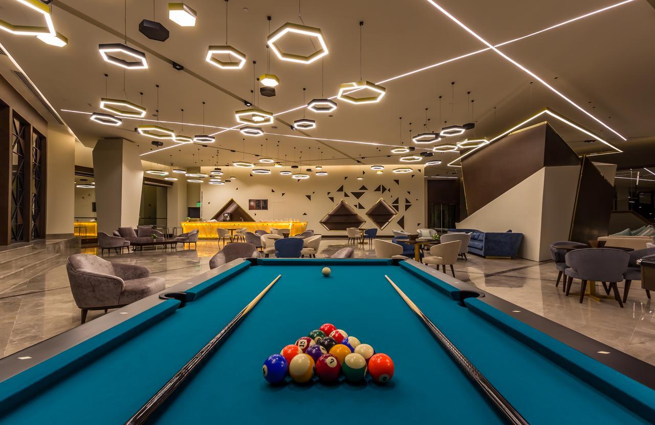 Bay La Sun Hotel And Marina - Emaar King Abdullah Economic City Buitenkant foto The pool table at the 100000-square-foot (9,300 m2) clubhouse